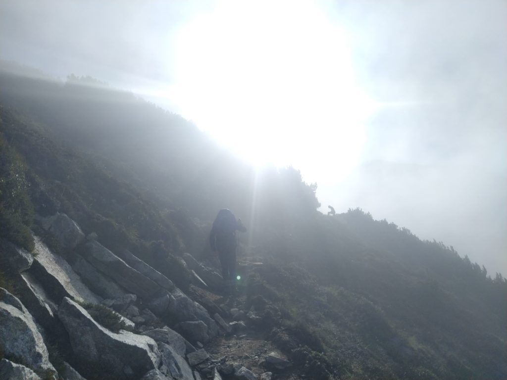 Aufstieg bei Gegenlicht