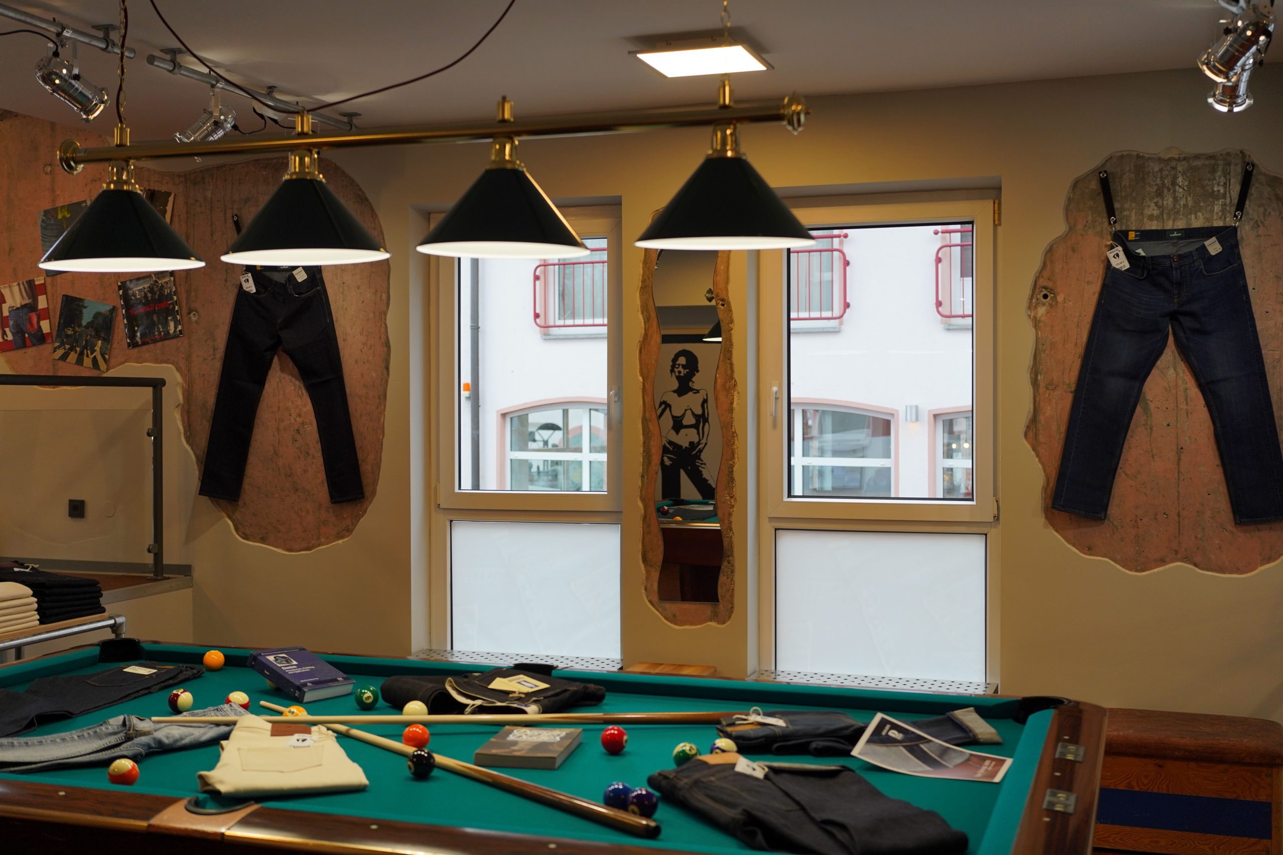 Billardtisch vor Blaumann Konzept Modellen an der Wand