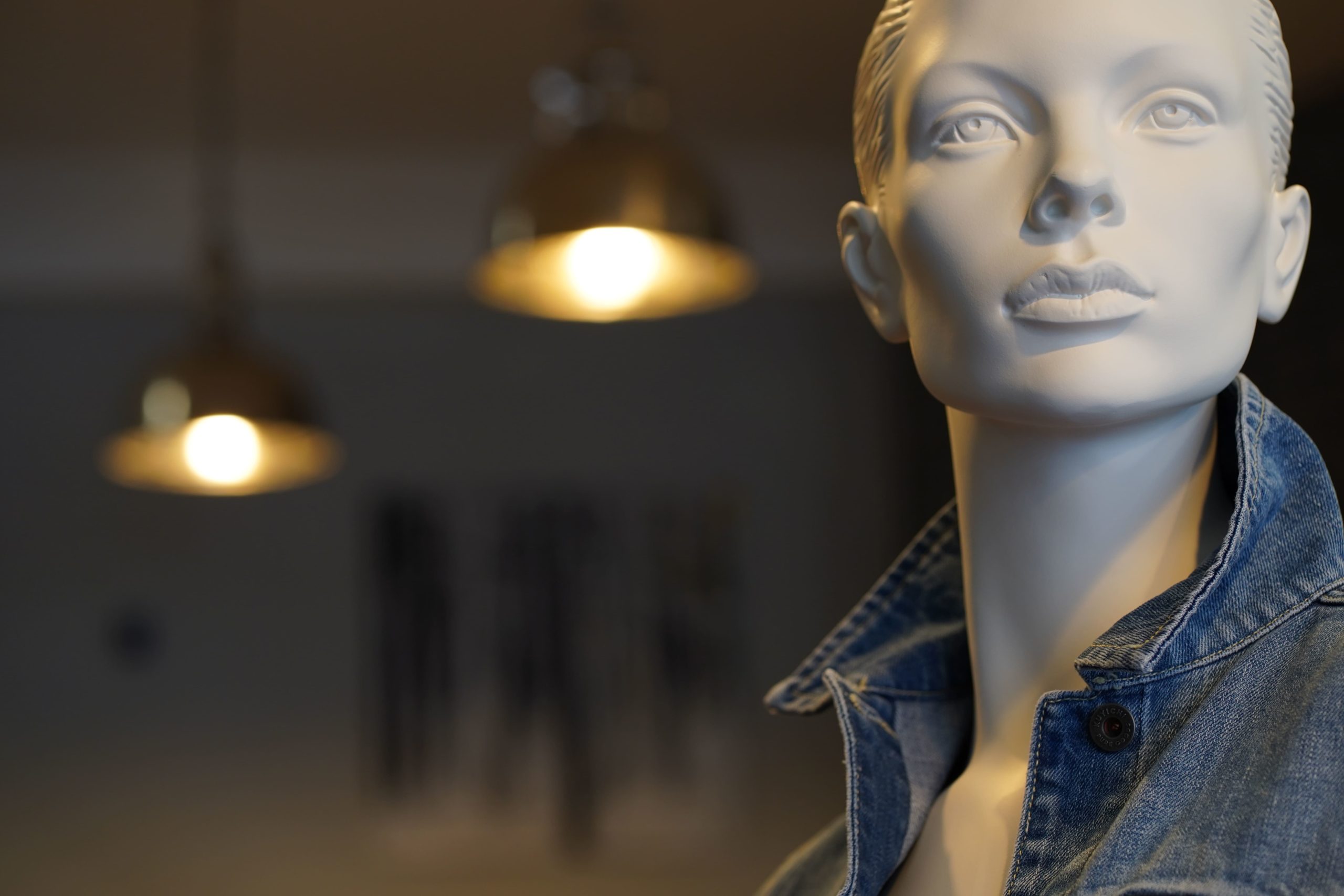 Portrait einer Damenpuppe mit Kuyichi Jeansjacke