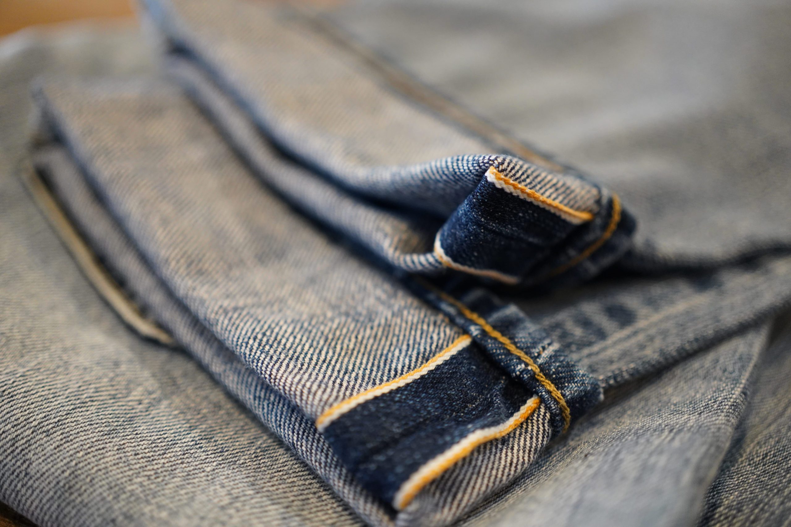 Selvedge-Kante einer Jim Tapered Broken Blue Orange Selvedge von Kuyichi