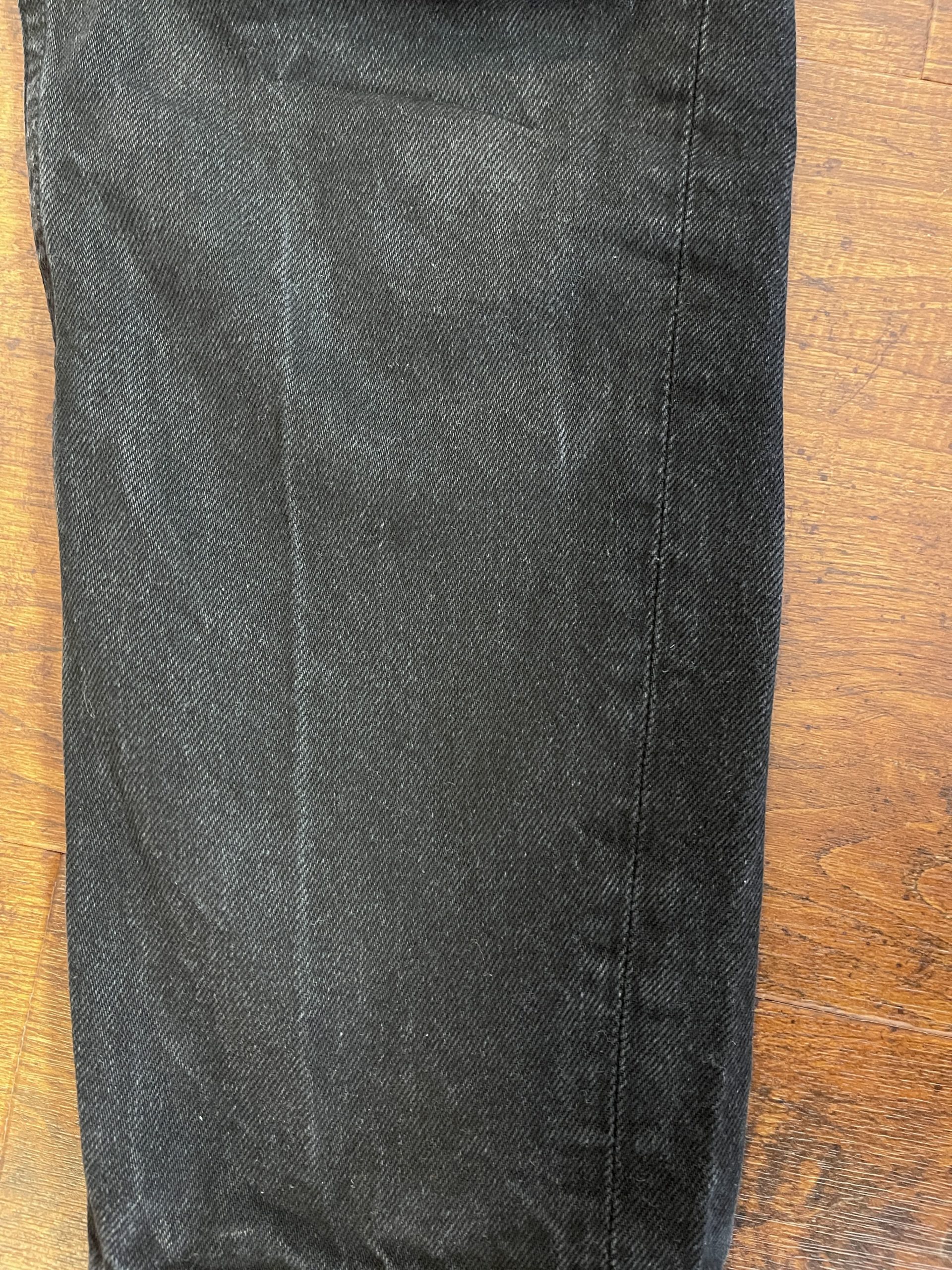 Nora Loose Tapered Vintage Black - dreimal gewaschen - linkes Schienbein im Detail