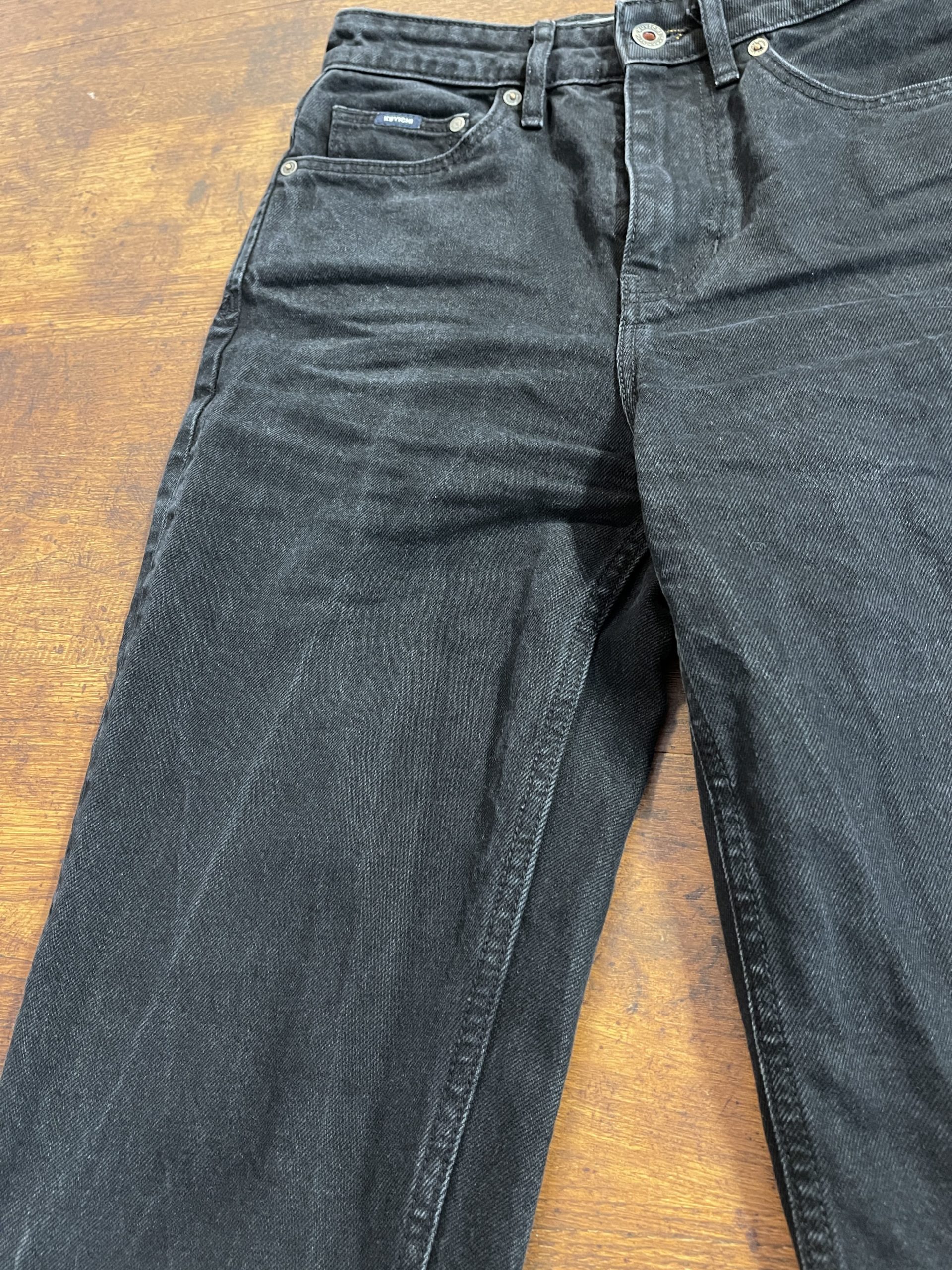 Nora Loose Tapered Vintage Black - dreimal gewaschen - rechte Seite im Detail