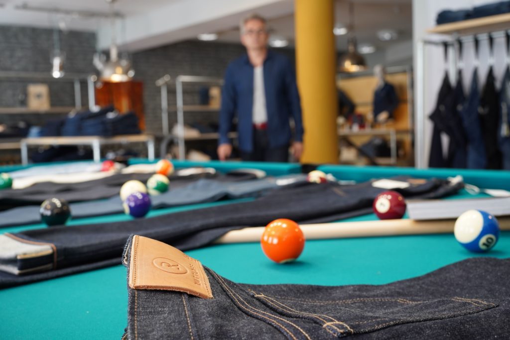 Ruttloff Jeans auf Billardtisch