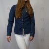 Sawtooth Shirt Worker Blue Women Frontal mit gekreuzten Beinen