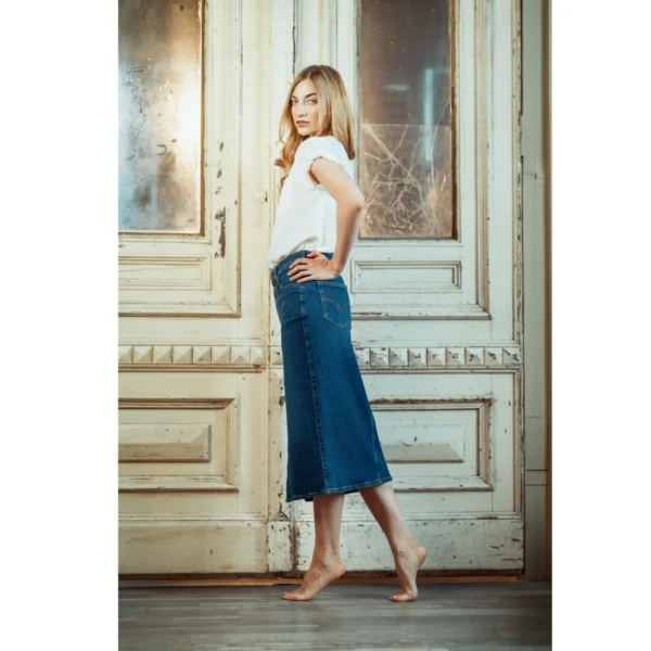 Simona Midi Skirt Fashion Blue Seite in Vintage Umgebung