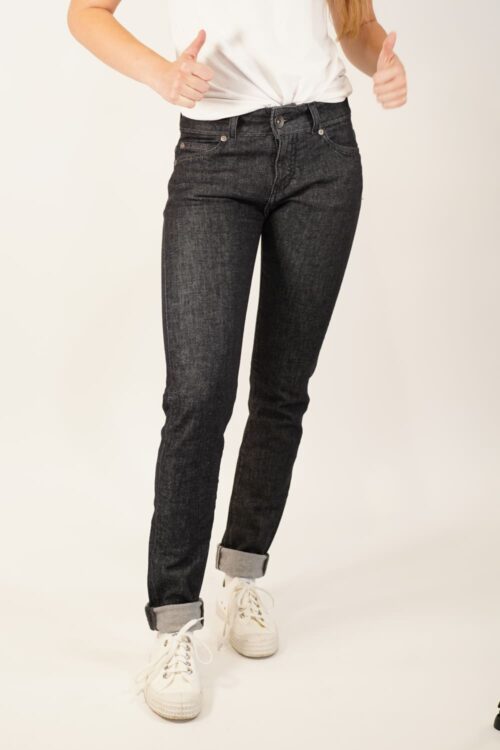 WOMENS SLIM JEANS - BLACK LIGHT ONE WASH Frontal mit Daumen hoch