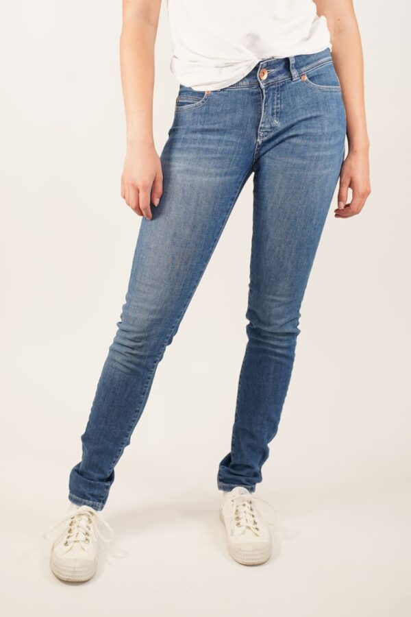 WOMENS SLIM JEANS - HARROW Frontal mit Spielbein