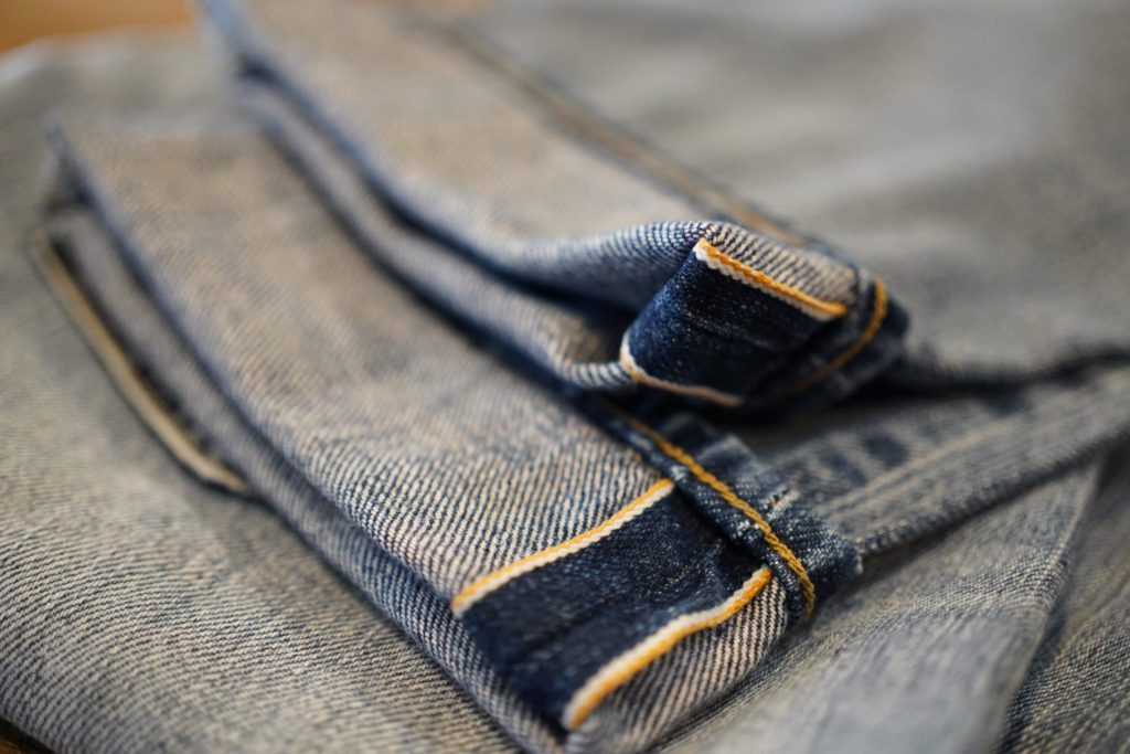 Kuyichi Jim Tapered Broken Blue Orange Selvedge mit weiß-oranger Selvedge-Kante