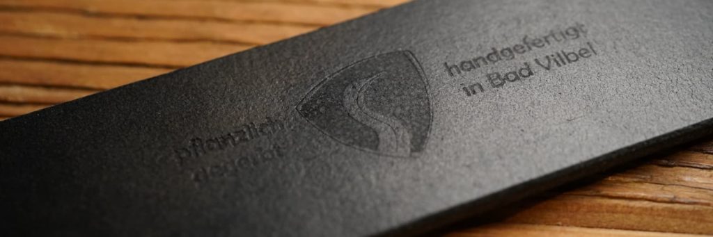 Rückseite eines schwarzen Gürtels mit dem Brandstempel "handgefertigt in Bad Vilbel" von byteMyStork