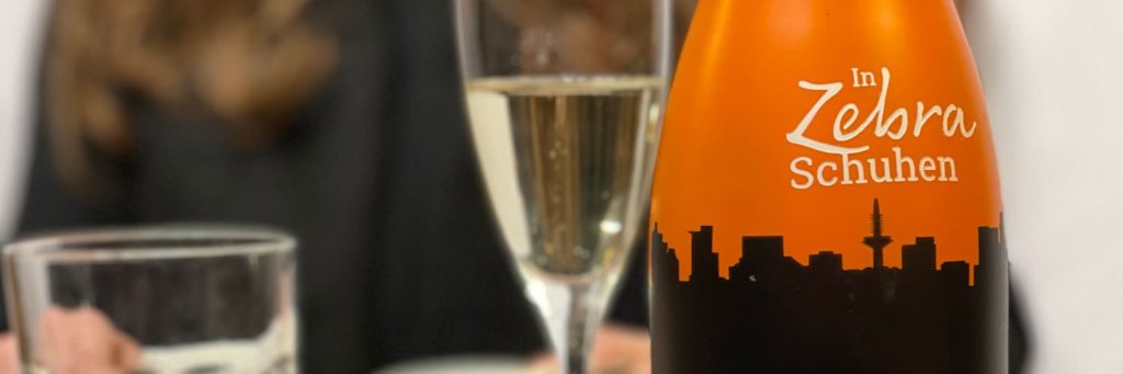 In Zebraschuhen - Sektflasche von Olga Batt