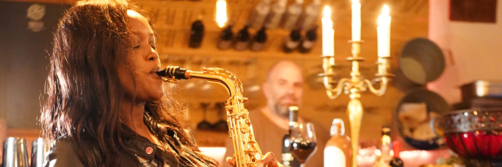 Mercy mit Saxophon im Genüsschen mit Tim hinter der Bar