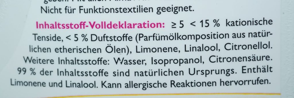 Foto einer Weichspülerflasche, auf dem die "Inhaltsstoff-Volldeklaration" zu sehen ist