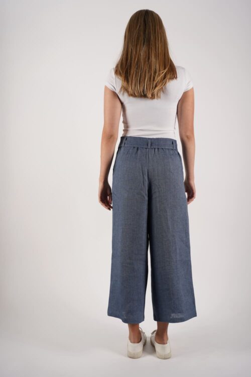 Schweikardt naturalmente Leinen Culotte jeansblau hinten mit herabfallenden Haaren