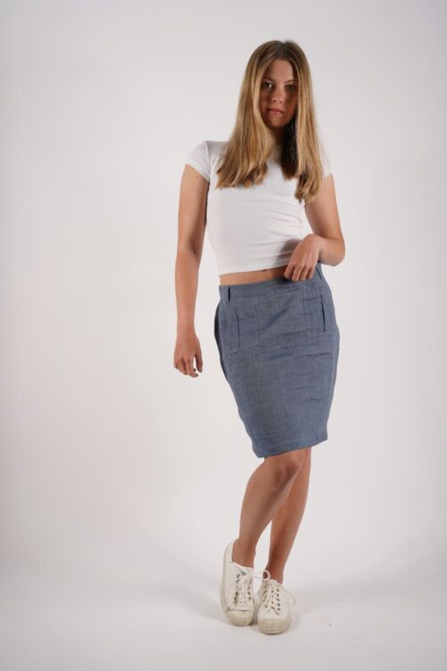 Schweikardt naturalmente Leinen Rock jeansblau frontal mit linker Hand am Bauch