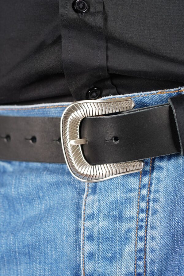 bMS Armadillo Panzer 3,5cm Ledergürtel PURE BLACK - Nahaufnahme an heller Jeans und schwarzem Hemd (A)