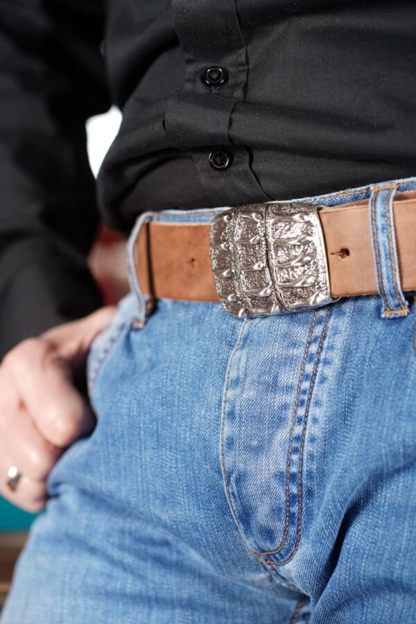 bMS Croco 4cm Ledergürtel ROUGH NATURE - an heller Jeans und schwarzem Hemd