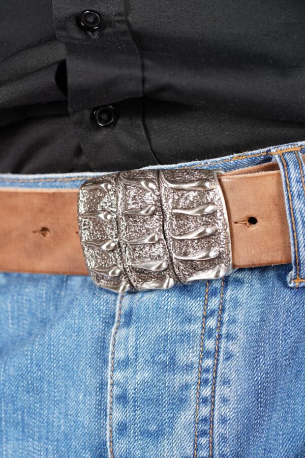 bMS Croco 4cm Ledergürtel ROUGH NATURE - an heller Jeans und schwarzem Hemd (Ausschnitt)