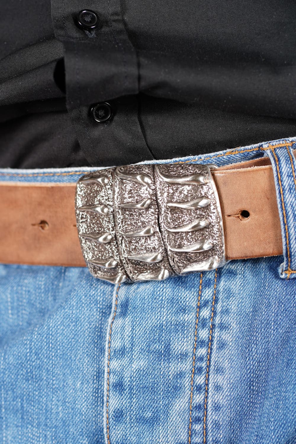 bMS Croco 4cm Ledergürtel ROUGH NATURE - an heller Jeans und schwarzem Hemd (Ausschnitt)