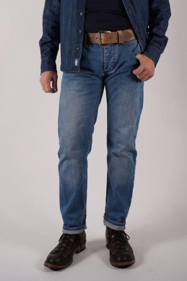 bMS Jeremiah Watt 4,5cm Ledergürtel SAND mit heller Jeans und schwarzem T-Shirt
