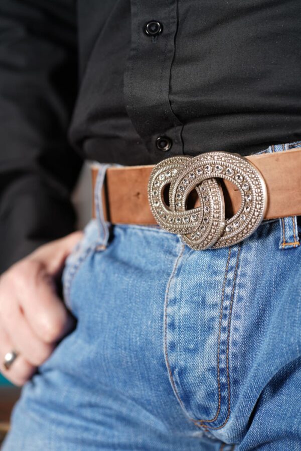 bMS Knoten mit Kristall-Strass 4cm Ledergürtel ROUGH NATURE - an heller Jeans und schwarzem Hemd
