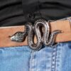 bMS Schlange mit schwarzem Strass 4cm Ledergürtel ROUGH NATURE - an heller Jeans und schwarzem Hemd (A)