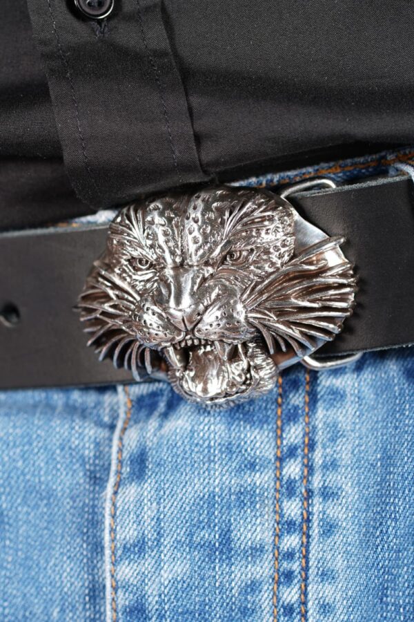 bMS Tiger 4cm Ledergürtel PURE BLACK - Nahaufnahme an heller Jeans und schwarzem Hemd - Ausschnitt bMS Tiger 4cm Ledergürtel PURE BLACK - Nahaufnahme an heller Jeans und schwarzem Hemd - Ausschnitt