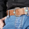 bMS Turquoise Set 4cm Ledergürtel ROUGH NATURE - Nahaufnahme an heller Jeans und schwarzem Hemd
