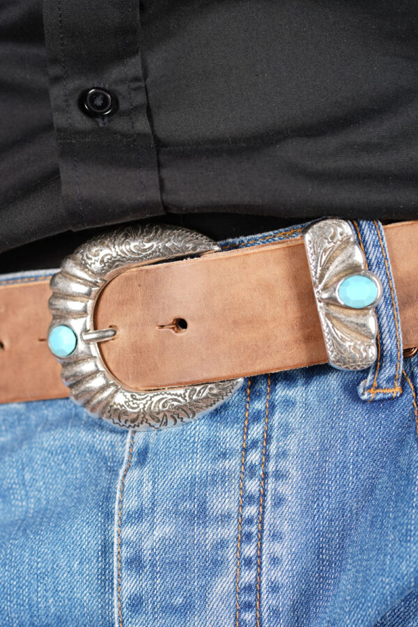 bMS Turquoise Set 4cm Ledergürtel ROUGH NATURE - Nahaufnahme an heller Jeans und schwarzem Hemd (Ausschnitt)