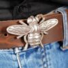 bMS Biene 4cm Ledergürtel BROWN DESERT - an heller Jeans und schwarzem Hemd (Ausschnitt)