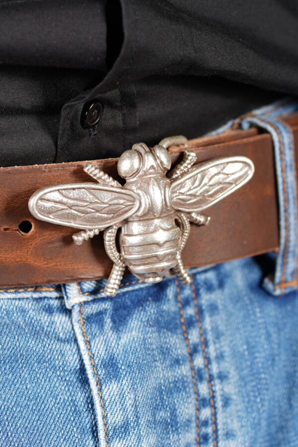 bMS Biene 4cm Ledergürtel BROWN DESERT - an heller Jeans und schwarzem Hemd (Ausschnitt)