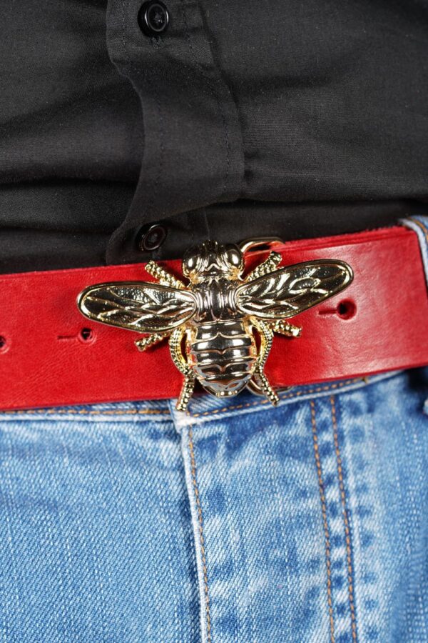 bMS Biene Gold 4cm Ledergürtel ROUGE - an heller Jeans uns schwarzem Hemd (Ausschnitt) bMS Biene Gold 4cm Ledergürtel ROUGE - an heller Jeans uns schwarzem Hemd (Ausschnitt)