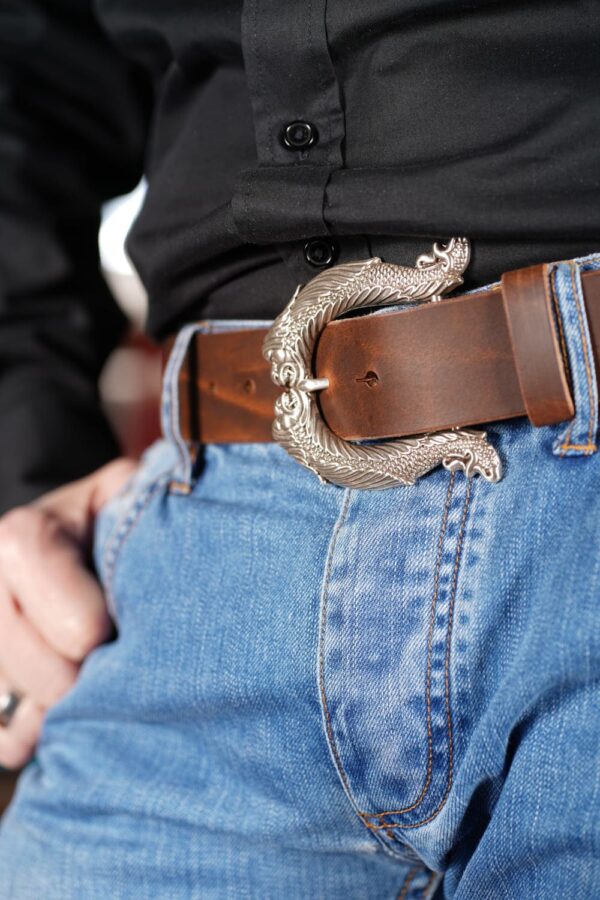 bMS Drachenduell 4cm Ledergürtel BROWN DESERT - an heller Jeans und schwarzem Hemd bMS Drachenduell 4cm Ledergürtel BROWN DESERT - an heller Jeans und schwarzem Hemd