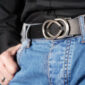 bMS Einander zugewandt 3,5cm Ledergürtel PURE BLACK - an heller Jeans und schwarzem Hemd