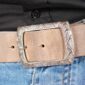 bMS Faden 4cm Ledergürtel SAND - an heller Jeans und schwarzem Hemd (Ausschnitt)