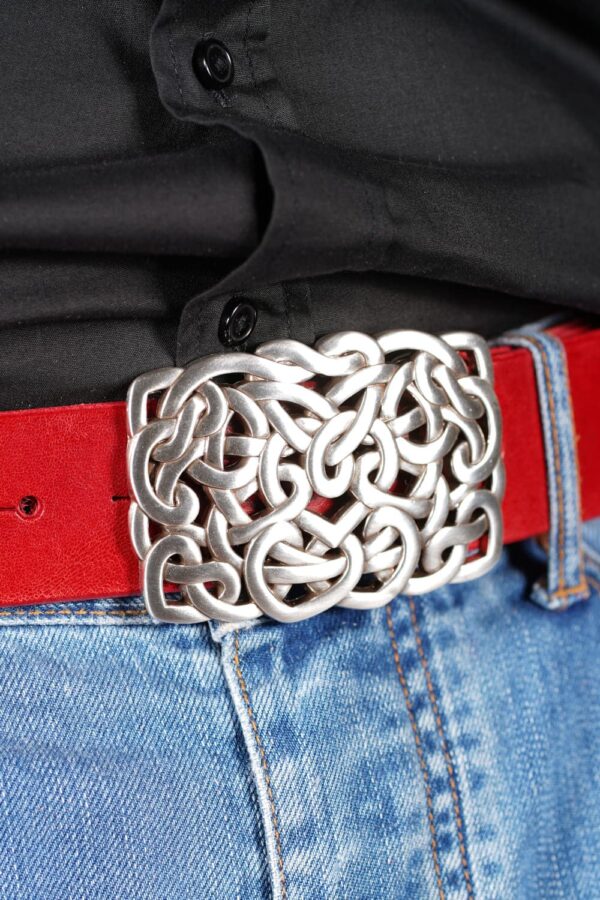 bMS Herzen in Endlosschleife 4cm Ledergürtel ROUGE - an heller Jeans und schwarzem Hemd (Ausschnitt) bMS Herzen in Endlosschleife 4cm Ledergürtel ROUGE - an heller Jeans und schwarzem Hemd (Ausschnitt)