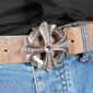 bMS Keltisches Kreuz 4cm Ledergürtel SAND - an heller Jeans uns schwarzem Hemd (Ausschnitt)