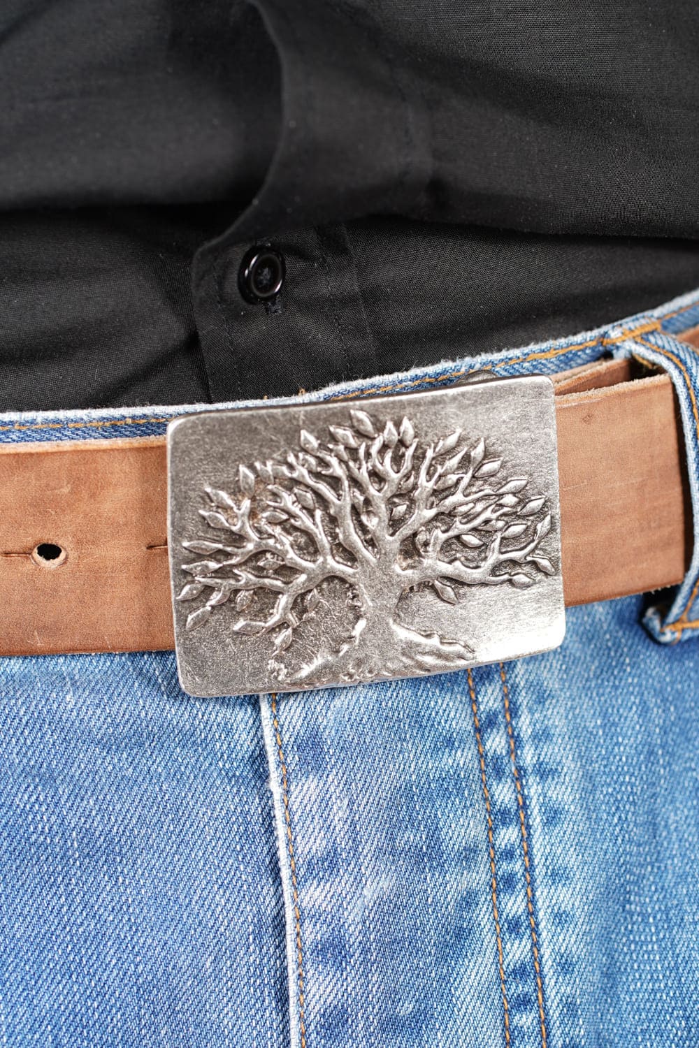 bMS Lebensbaum 4cm Ledergürtel ROUGH NATURE - an heller Jeans und schwarzem Hemd (Ausschnitt)