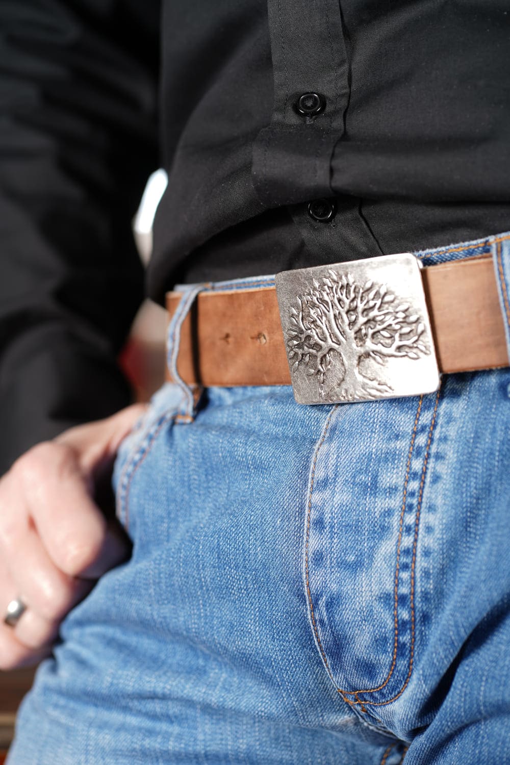 bMS Lebensbaum 4cm Ledergürtel ROUGH NATURE - an heller Jeans und schwarzem Hemd