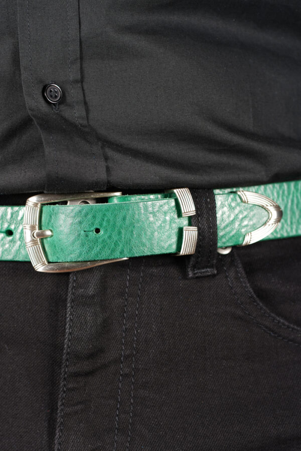 bMS Madison 3cm Ledergürtel PINE - an schwarzer Jeans und schwarzem Hemd (Ausschnitt)