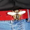 bMS Perlmutt Biene Gold 4cm Ledergürtel ROUGE - an heller Jeans und schwarzem Hemd (Ausschnitt)