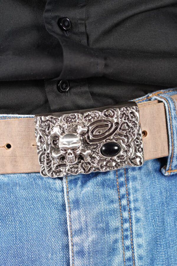 bMS Pirat mit schwarzem Stein 4cm Ledergürtel SAND - an heller Jeans und schwarzem Hemd (Ausschnitt)