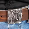 bMS Reiher 4cm Ledergürtel BROWN DESERT - an heller Jeans und schwarzem Hemd (Ausschnitt)