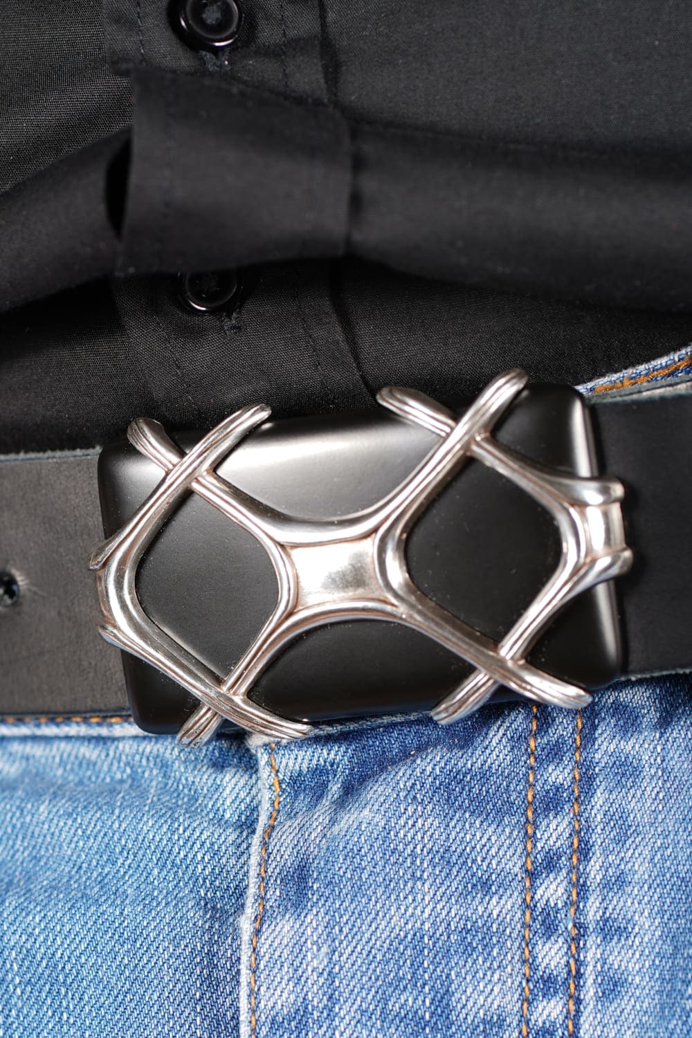 bMS Schatztruhe 4cm Ledergürtel PURE BLACK - an heller Jeans mit schwarzem Hemd (Ausschnitt)