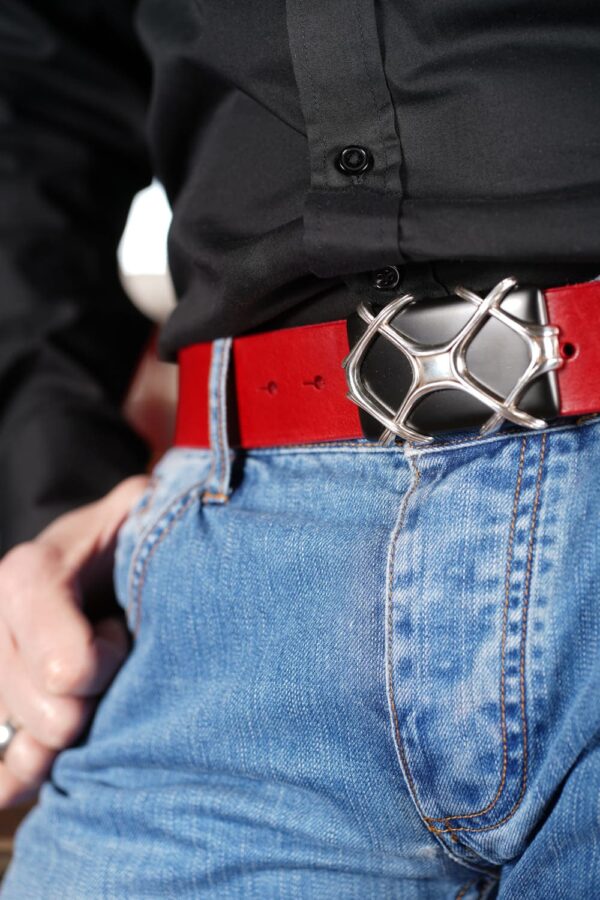 bMS Schatztruhe 4cm Ledergürtel ROUGE - an heller Jeans und schwarzem Hemd bMS Schatztruhe 4cm Ledergürtel ROUGE - an heller Jeans und schwarzem Hemd