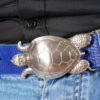 bMS Schildkröte 4cm Ledergürtel AZURE - an heller Jeans uns schwarzem Hemd (Ausschnitt)
