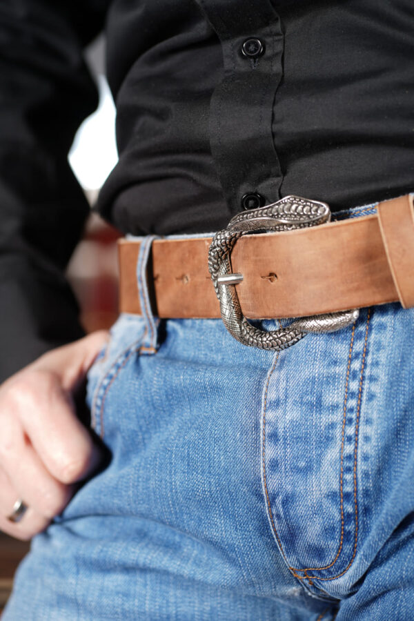 bMS Schlange 4cm Ledergürtel ROUGH NATURE - an heller Jeans und schwarzem Hemd