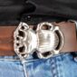 bMS Skarabäus 4cm Ledergürtel BROWN DESERT - an heller Jeans und schwarzem Hemd (Ausschnitt)
