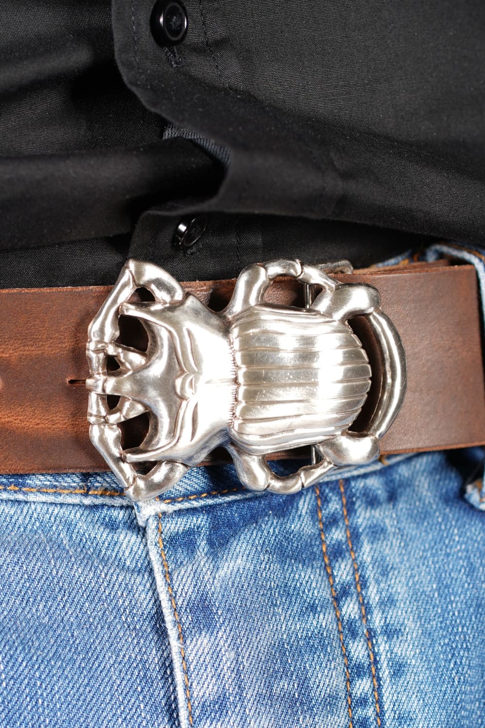 bMS Skarabäus 4cm Ledergürtel BROWN DESERT - an heller Jeans und schwarzem Hemd (Ausschnitt)