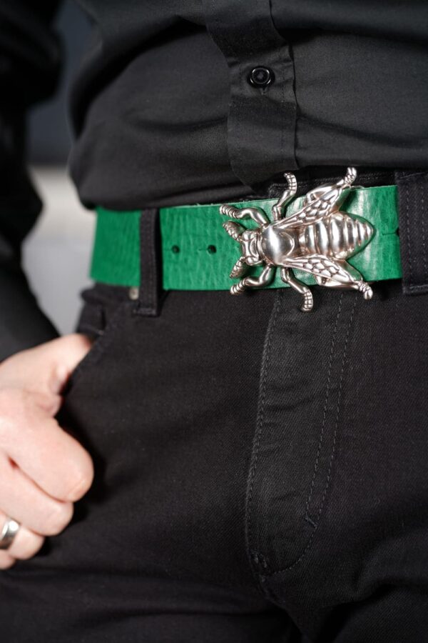 bMS Wespe 4cm Ledergürtel PINE - an schwarzer Jeans und schwarzem Hemd bMS Wespe 4cm Ledergürtel PINE - an schwarzer Jeans und schwarzem Hemd