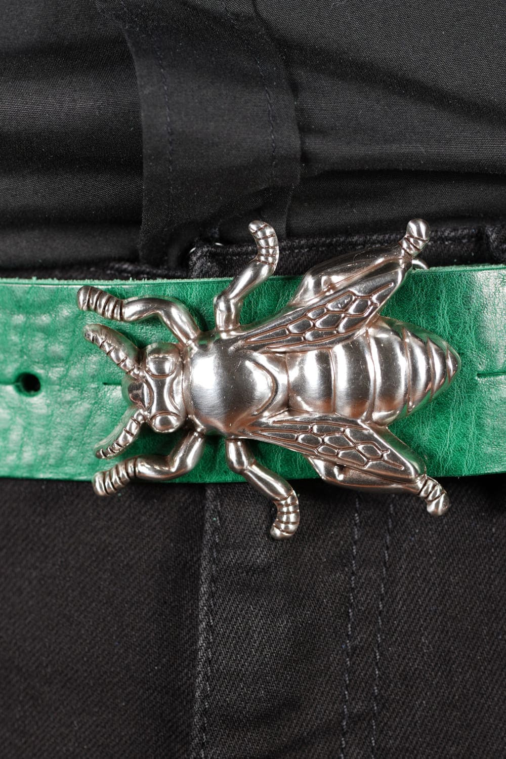 bMS Wespe 4cm Ledergürtel PINE - an schwarzer Jeans und schwarzem Hemd (Ausschnitt)